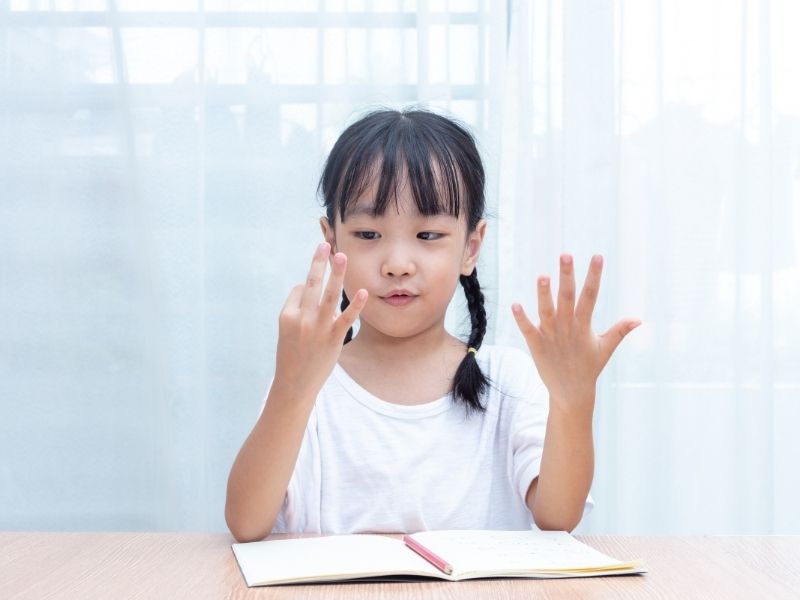 Cùng bé luyện tập nhiều hơn. (Ảnh: Sưu tầm internet)