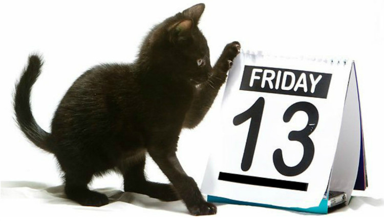 Vào thứ 6 ngày 13, bạn không nên đặt chiếc nĩa và dao chồng lên nhau theo hình chữ X.