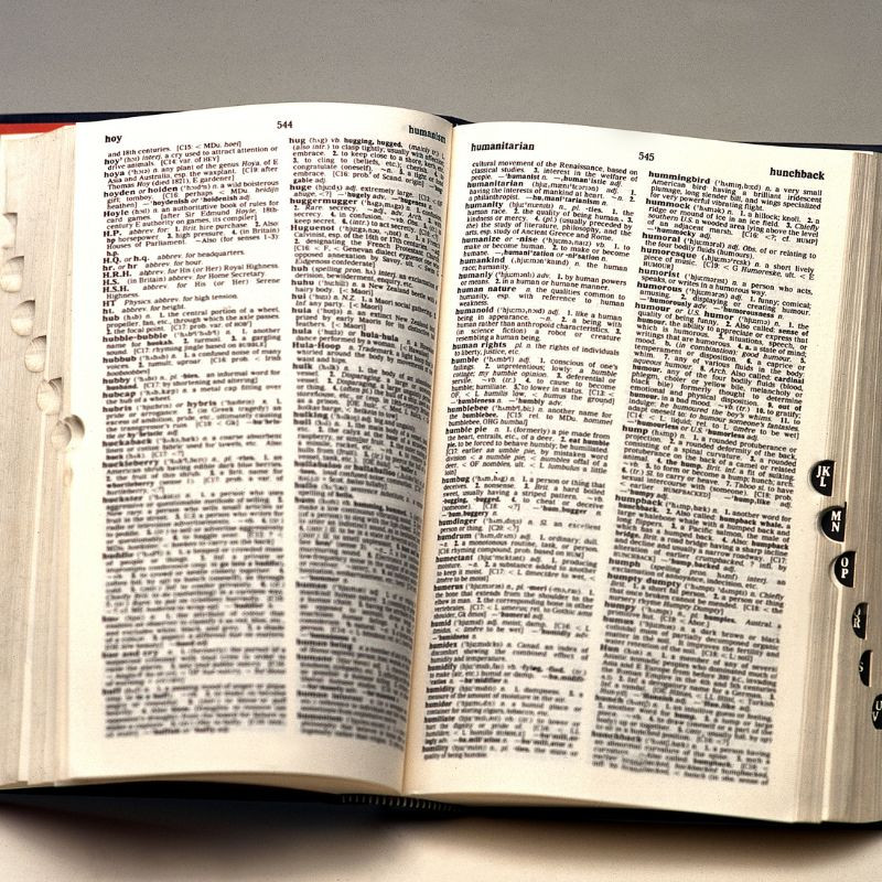 Tra từ điển để biết chính xác từ nào đúng