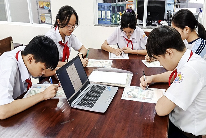 Nhóm học sinh hoàn thiện các tập truyện.