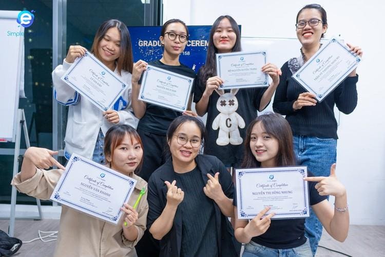 Các học viên tốt nghiệp khóa tiếng Anh A2 - Pre- Intermediate tại Simple