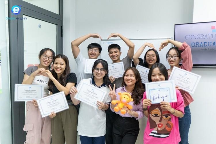 Học viên tốt nghiệp khóa Inter 47 lớp Ms. Huệ tại Simple