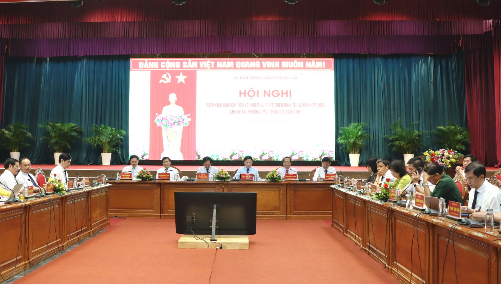 trong tam cua hinh thang