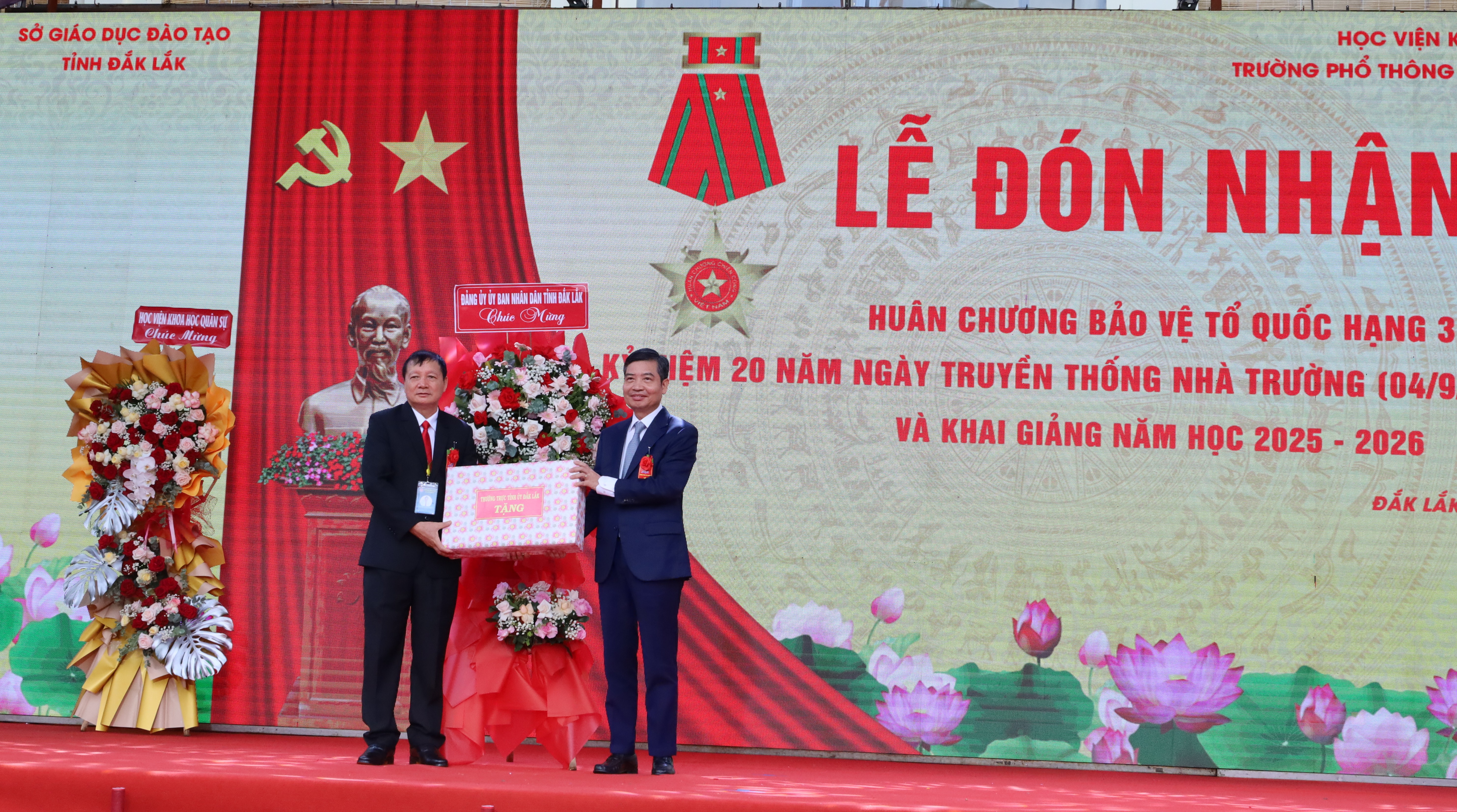 Trường Phổ thông Dân tộc Nội trú Tây Nguyên kỷ niệm 20 năm thành lập và đón nhận Huân chương Bảo vệ Tổ quốc hạng Ba - Chi tiết tin - Trang chủ