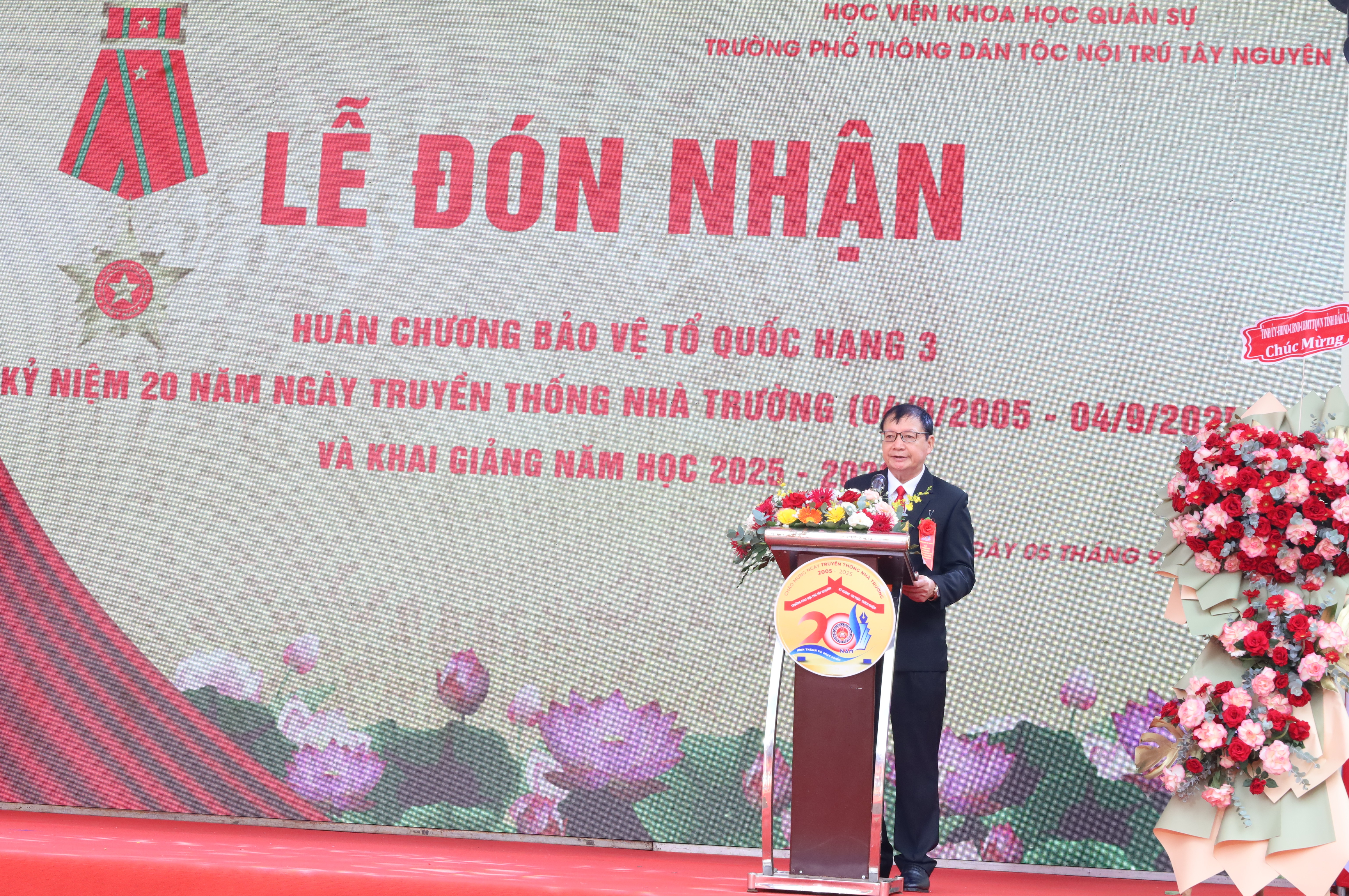 Trường Phổ thông Dân tộc Nội trú Tây Nguyên kỷ niệm 20 năm thành lập và đón nhận Huân chương Bảo vệ Tổ quốc hạng Ba - Chi tiết tin - Trang chủ