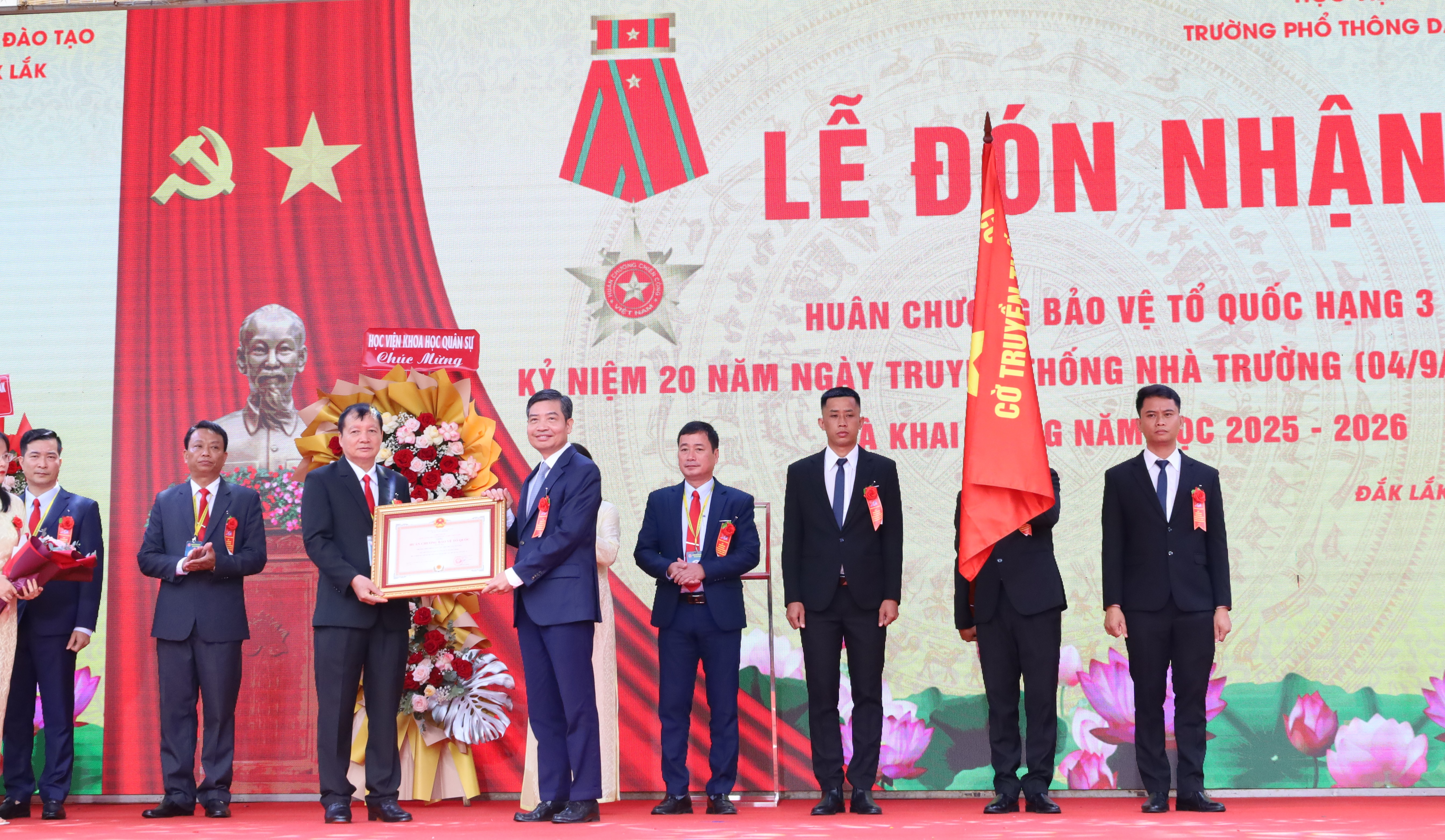 Trường Phổ thông Dân tộc Nội trú Tây Nguyên kỷ niệm 20 năm thành lập và đón nhận Huân chương Bảo vệ Tổ quốc hạng Ba - Chi tiết tin - Trang chủ