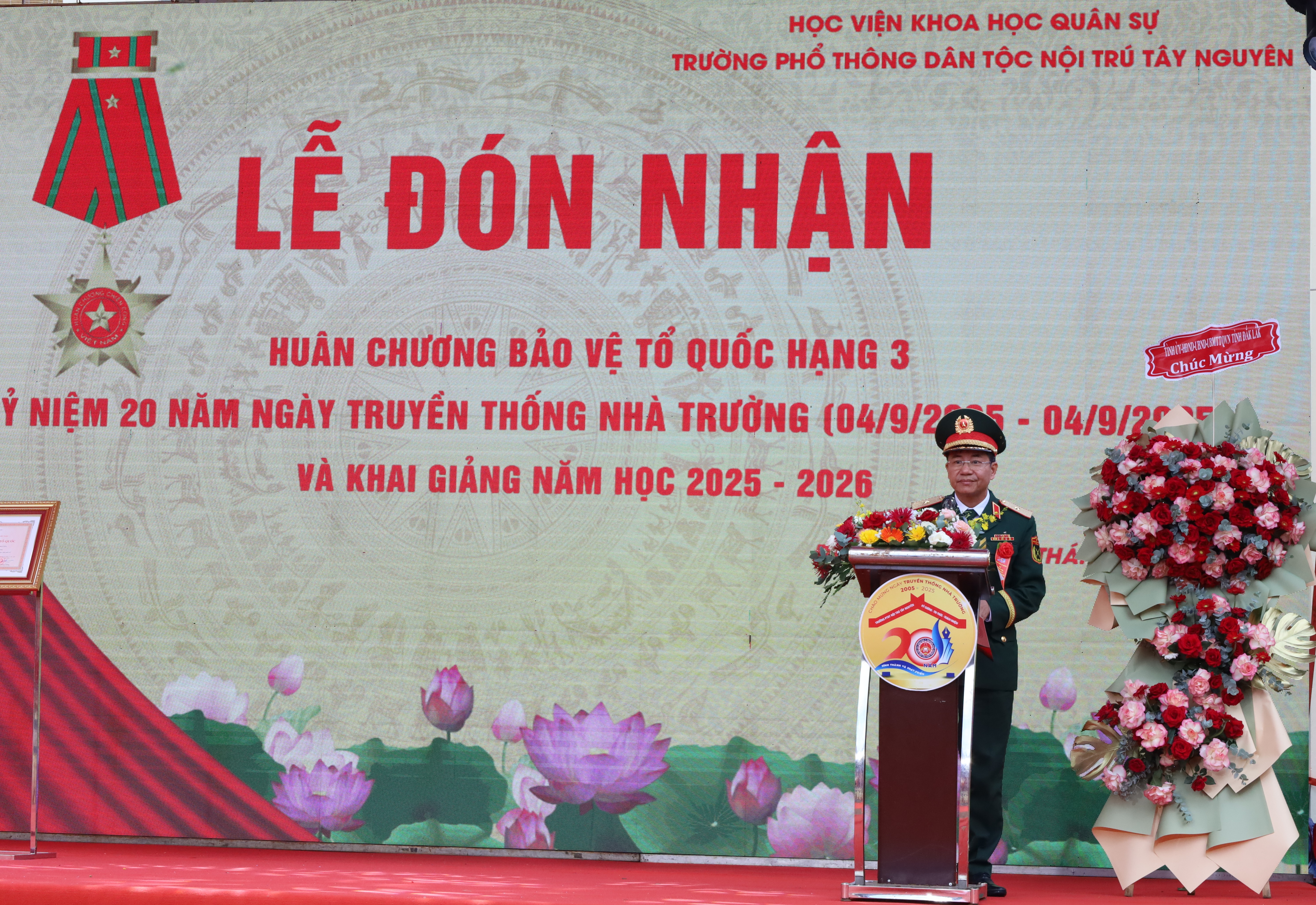 Trường Phổ thông Dân tộc Nội trú Tây Nguyên kỷ niệm 20 năm thành lập và đón nhận Huân chương Bảo vệ Tổ quốc hạng Ba - Chi tiết tin - Trang chủ