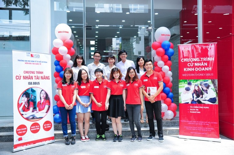 Các bạn sinh viên trong chuơng trình cử nhân kinh doanh (Nguồn: Isb.edu.vn)