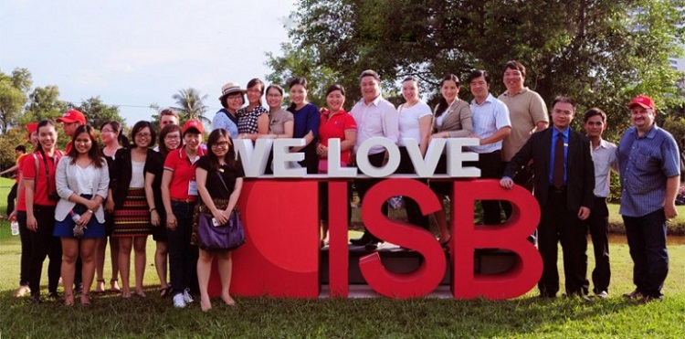 Đội ngũ tư vấn cho sinh viên của Viện ISB, đứng ở rìa bên phải ngoài cùng là giám đốc điều hành kiêm hiệu trưởng của viện - Mr. Douglas (Nguồn: Isb.edu.vn)