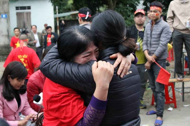 Mẹ Lương Xuân Trường khóc. Ảnh: Đình Trung