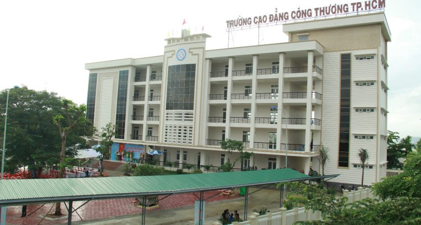 cac truong dao tao quan he cong chung o tphcm 4