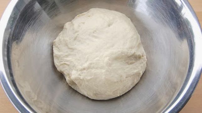 Nhào và se tôm với bột năng và lòng trắng trứng