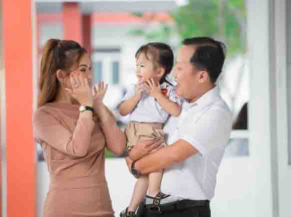 Bố mẹ là người giúp trẻ trưởng thành đúng cách.