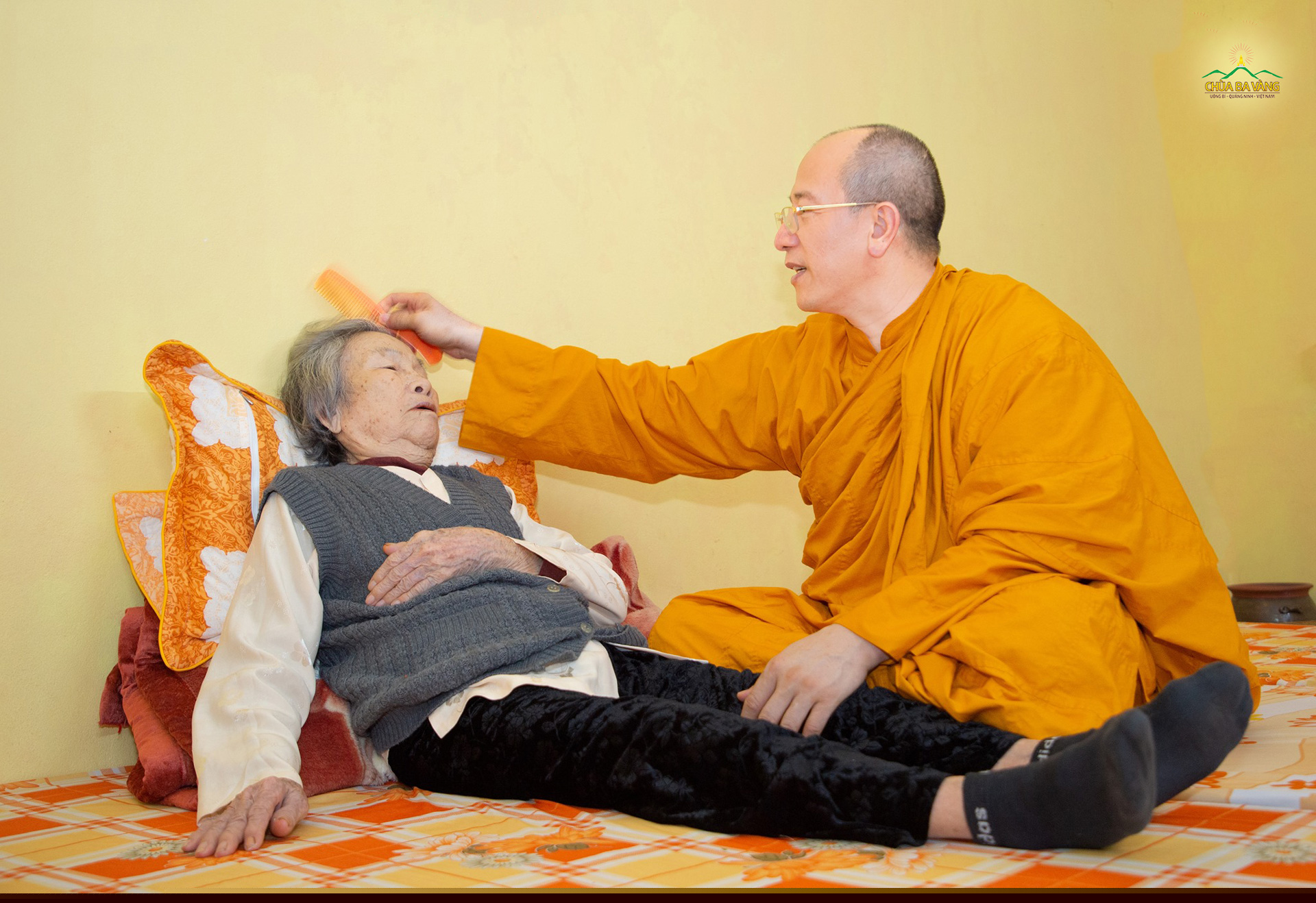 Hãy quan tâm, chăm sóc cha mẹ từ những điều đơn giản nhất (hình ảnh Thầy Thích Trúc Thái Minh chải tóc cho thân mẫu)
