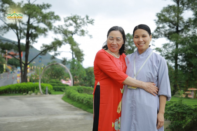 Gieo duyên cho cha mẹ biết Phật Pháp, tu tập bỏ ác hành thiện chính là bổn phận báo hiếu của người con