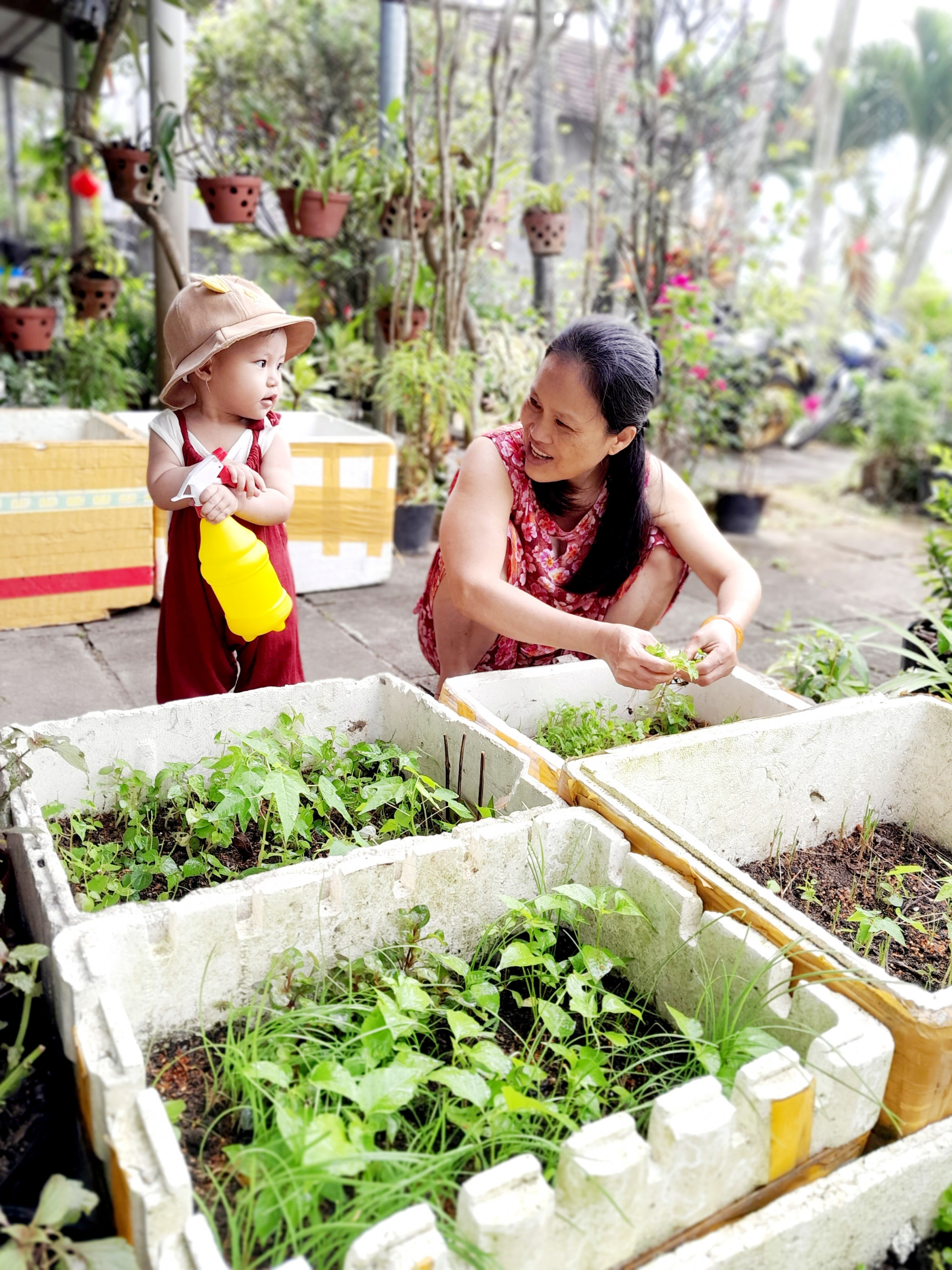 Tôi thích ngắm nụ cười của mẹ khi vui đùa với bọn trẻ, như thể mẹ quên hết mọi phiền muộn vậy. (Ảnh do tác giả cung cấp)