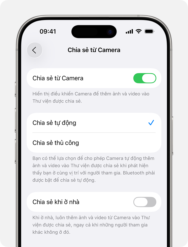 Một chiếc iPhone đang hiển thị cài đặt Chia sẻ từ camera. Tùy chọn Chia sẻ từ camera đã bật và mục Chia sẻ tự động được chọn.
