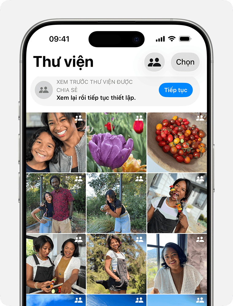 Màn hình iPhone hiển thị bản xem trước của Thư viện được chia sẻ trong quá trình thiết lập. Những hình ảnh trong bản xem trước bao gồm người đang mỉm cười, cận cảnh một cái cây và phong cảnh.