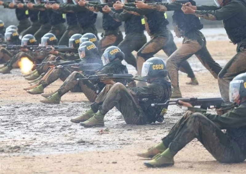 Canh sat co dong dien tap