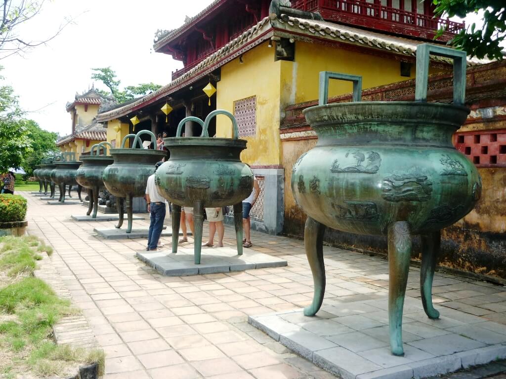 Cửu Đỉnh - đồng lớn tượng trưng cho chín đời vua Nguyễn từ Gia Long đến Khải Định
