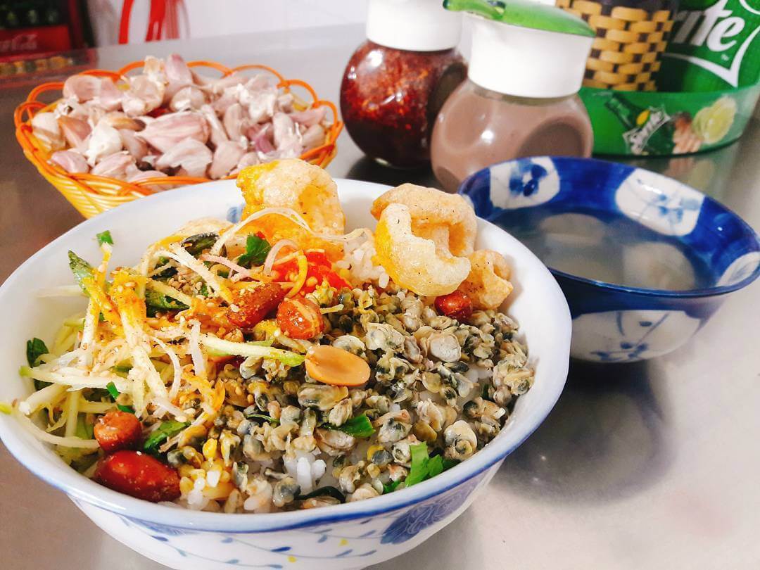 Cơm hến Hoa Đông nổi tiếng với hương vị đậm đà tại Huế