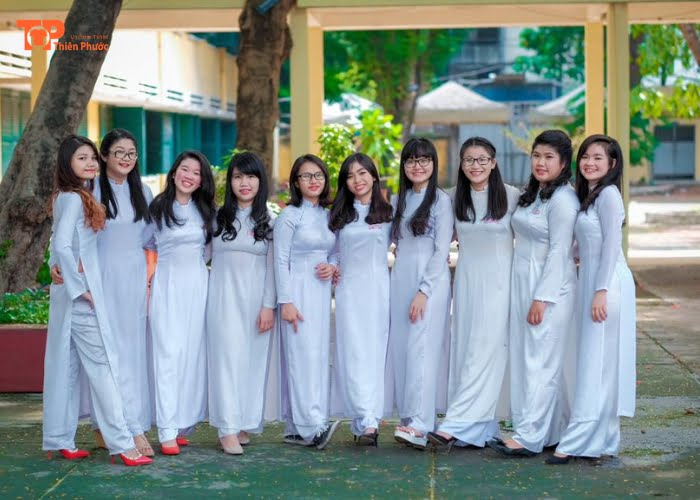 Đồng phục áo sơ mi trường THPT Hùng Vương đơn giản, form suông