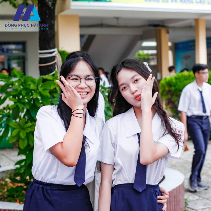Đồng phục Phú Nhuận lựa chọn xanh than và trắng là hai gam màu chủ đạo