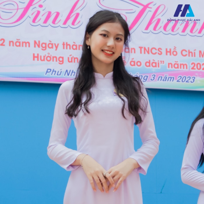 Thiết kế áo dài đồng phục trường Phú Nhuận gợi sự nữ tính, thanh lịch của các bạn nữ