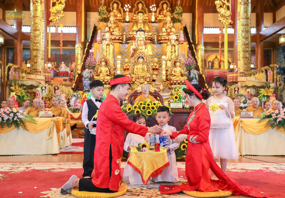 Lễ cưới của cô dâu, chú rể tại chùa