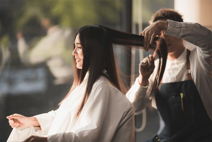 Dân gian kiêng cắt tóc trong tháng cô hồn. (Ảnh: Shutterstock)