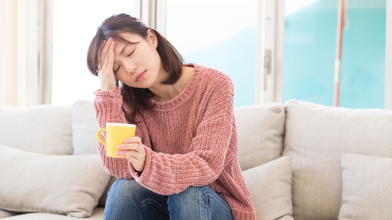 Ngoài các bệnh lý nội khoa, tình trạng buồn ngủ quá mức còn có thể bắt nguồn từ yếu tố lối sống