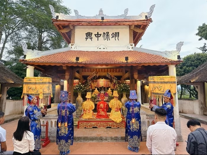 Lễ hội đền Bạch Mã nằm trong tứ đền linh thiêng: Nhất Cờn, nhì Quả, tam Bạch Mã, tứ Chiêu Trưng. (Ảnh: CSCC)