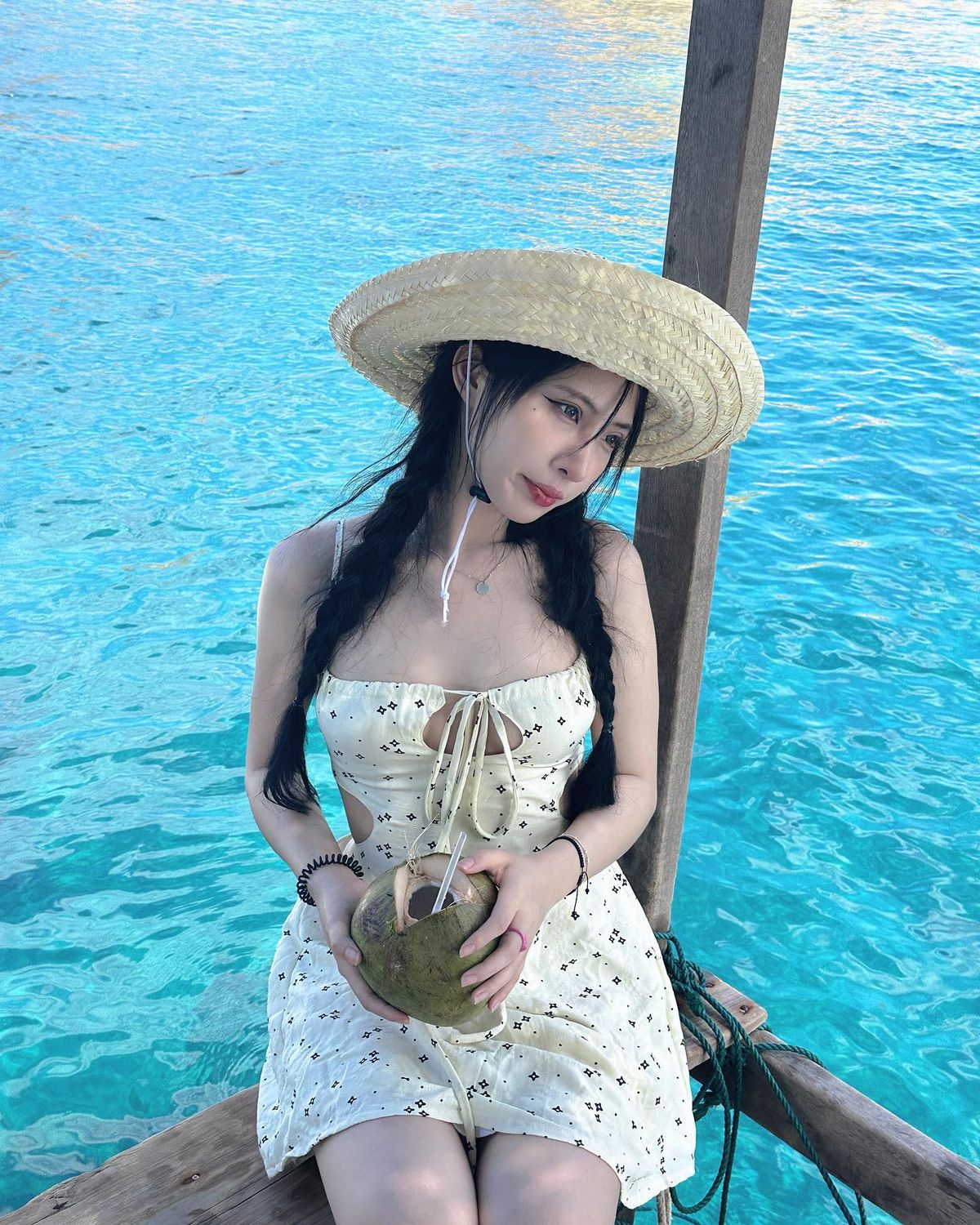 Váy dài nhẹ theo từng nhịp bước sóng