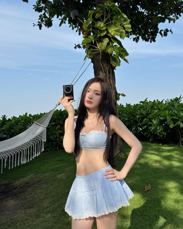 Tạo dáng tự nhiên bên bờ cát trắng