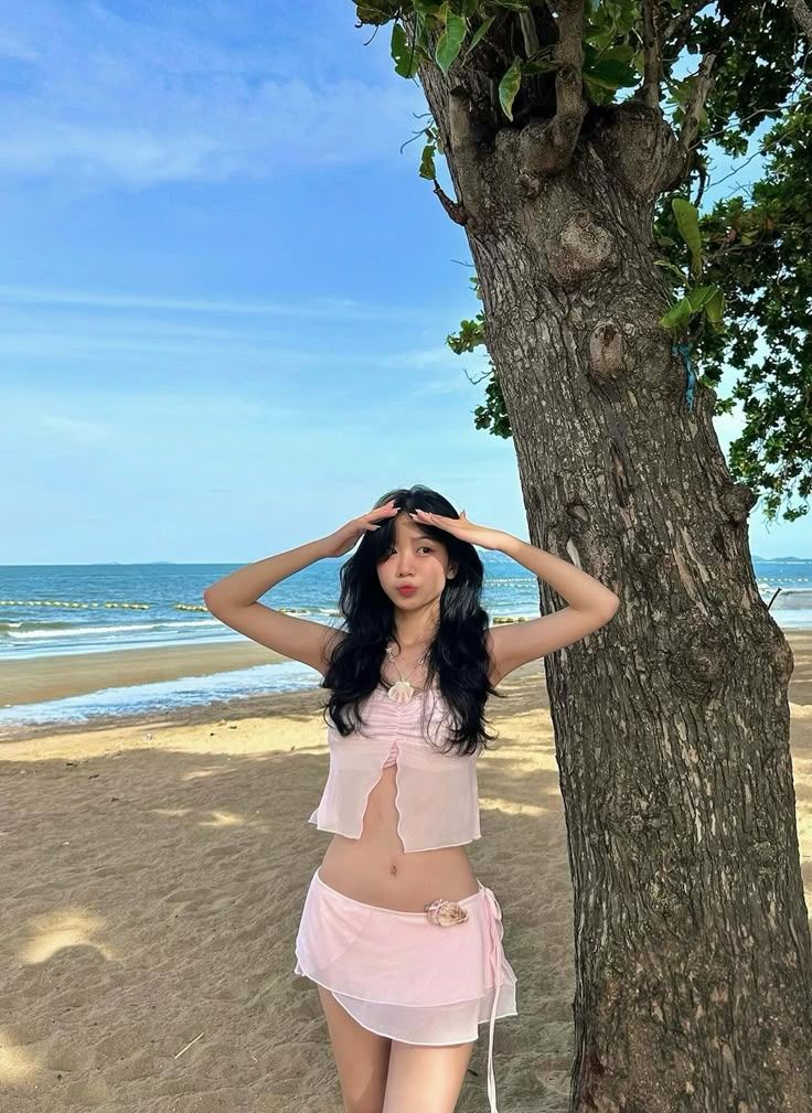 Váy nhẹ tung bay giữa gió biển mặn