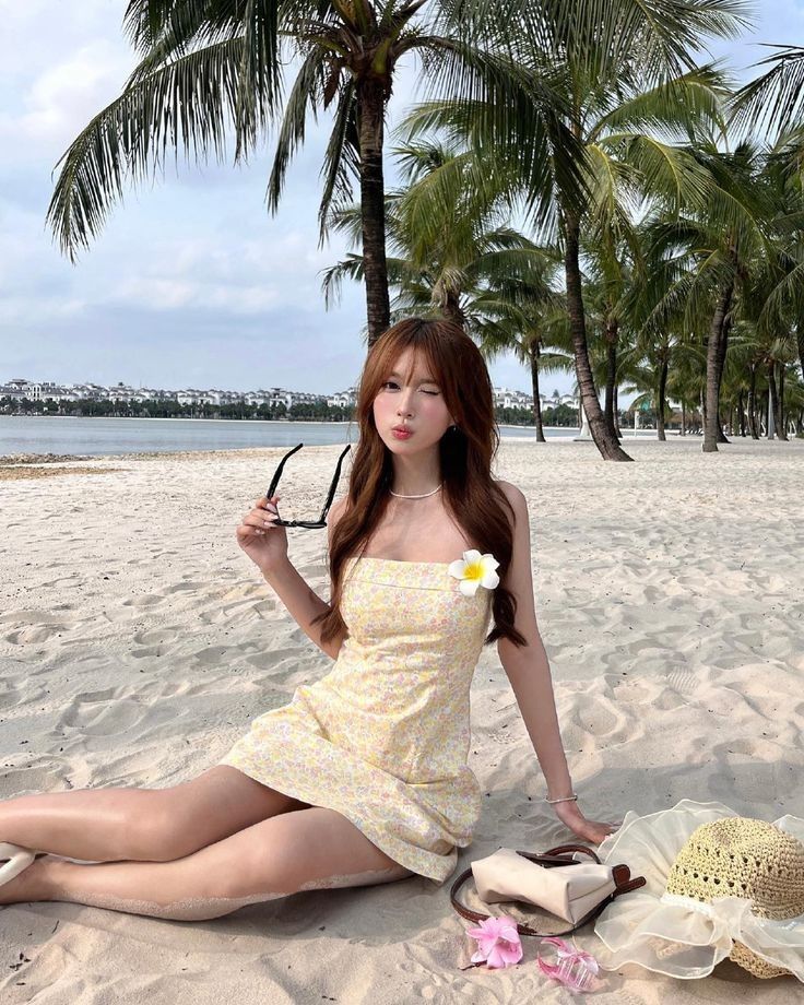 Tư thế đơn giản tôn dáng nơi biển xanh