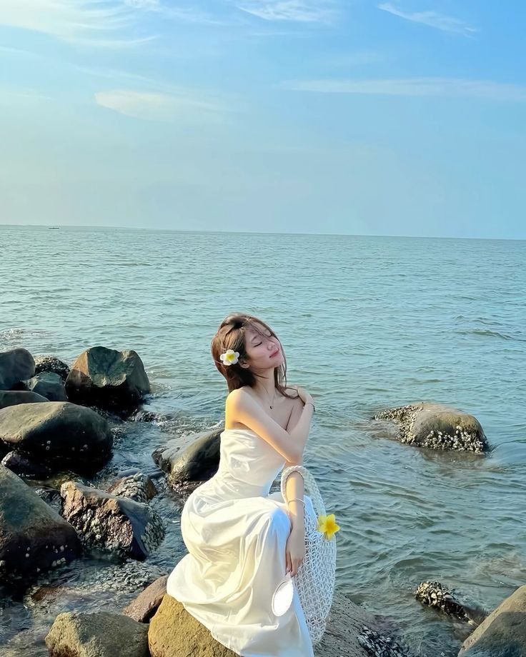 Dáng ngồi dưới cát cực xinh