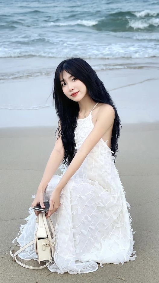 Váy hoà cùng biển tạo ảnh thơ mộng