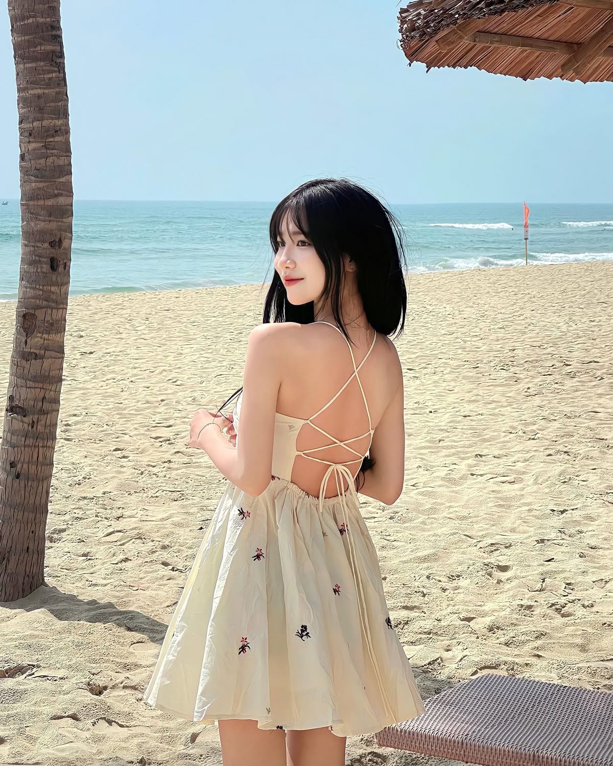 Dáng bước nhẹ giữa ánh chiều trên biển
