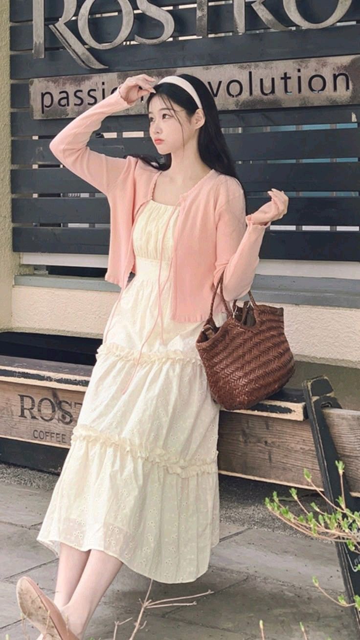 Cách tạo dáng thanh lịch với váy dài
