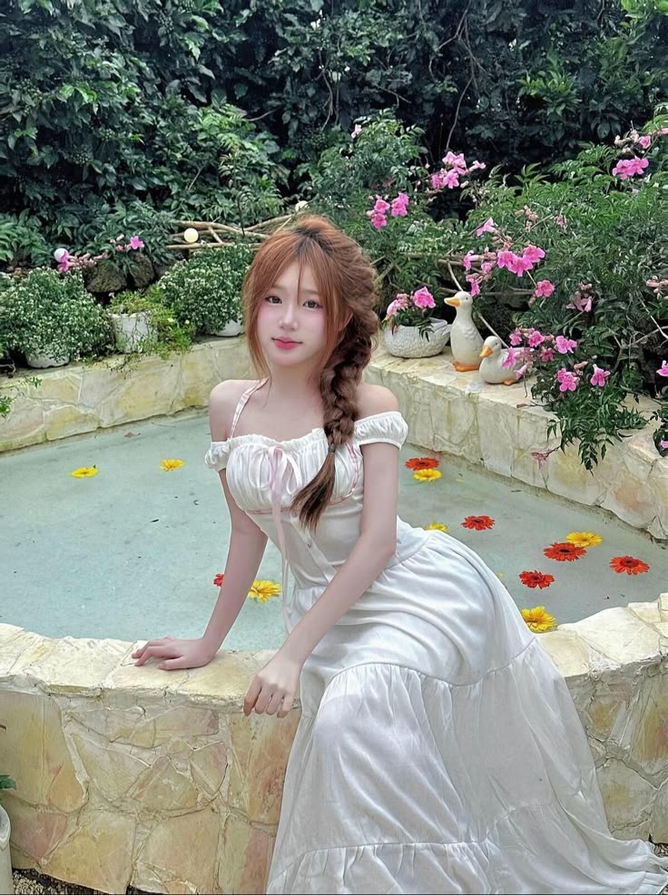 Tạo dáng nhẹ trong gió để váy bay tự nhiên