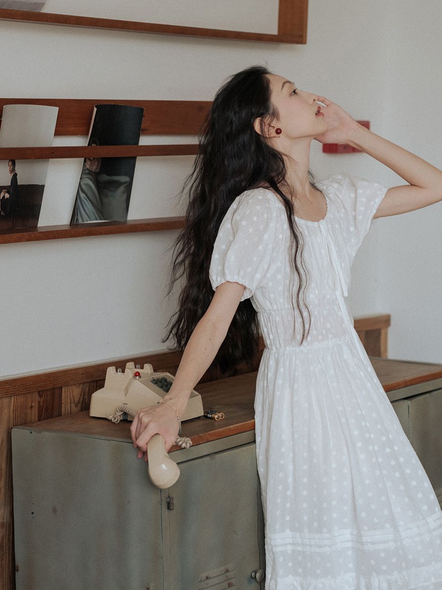 Tạo dáng váy nhẹ nhàng kiểu Hàn Quốc