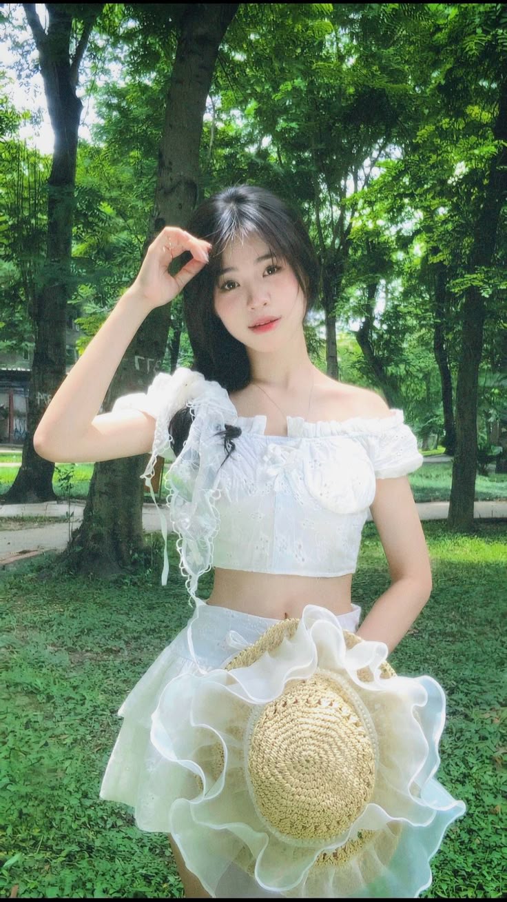 Váy nhẹ kết hợp với ánh nhìn dịu