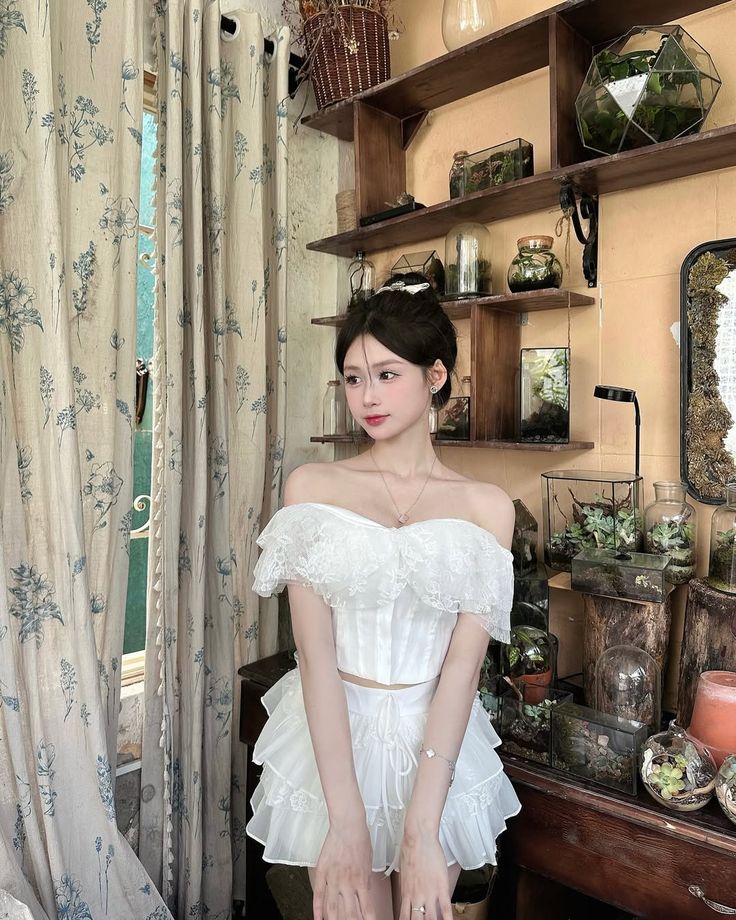 Tay vén tóc nhẹ trong nắng chiều mơ