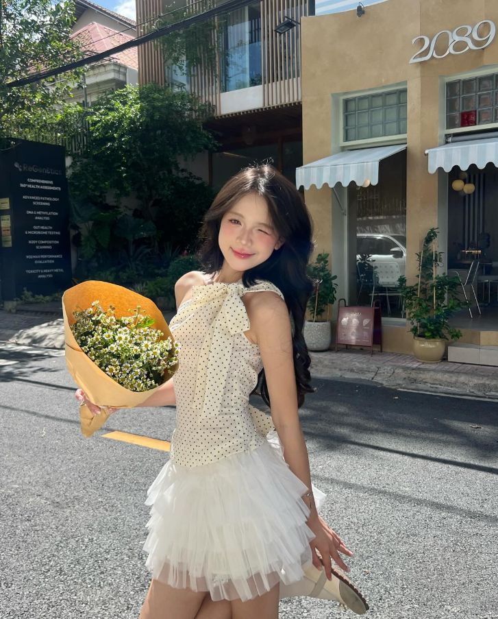 Váy đơn sắc kết hợp dáng pose nhẹ nhàng