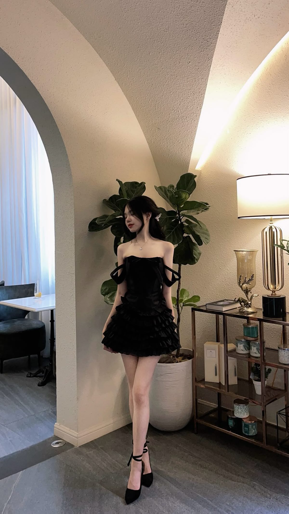 Váy trắng tinh cùng ánh nhìn xa xăm