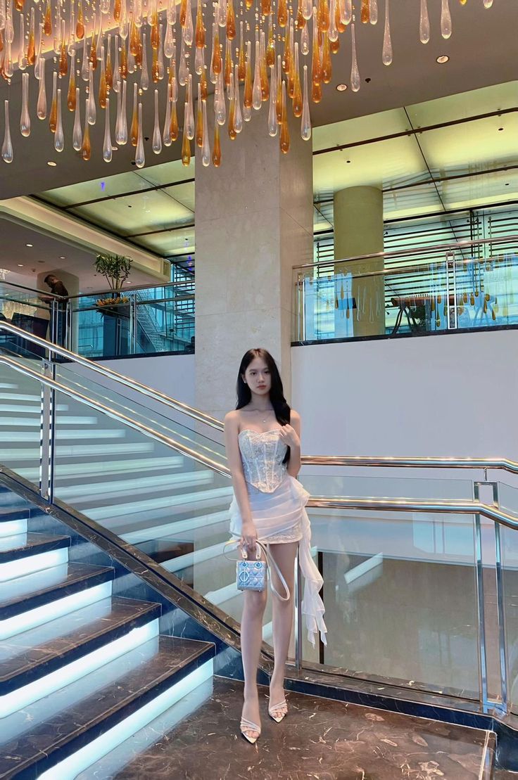 Tư thế hơi cúi nhẹ nhìn rất nhẹ nhàng