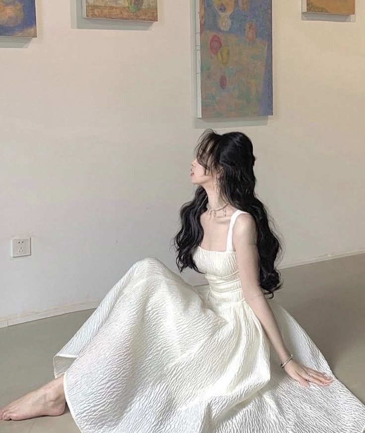 Kiểu váy nhẹ và dáng đứng thanh lịch