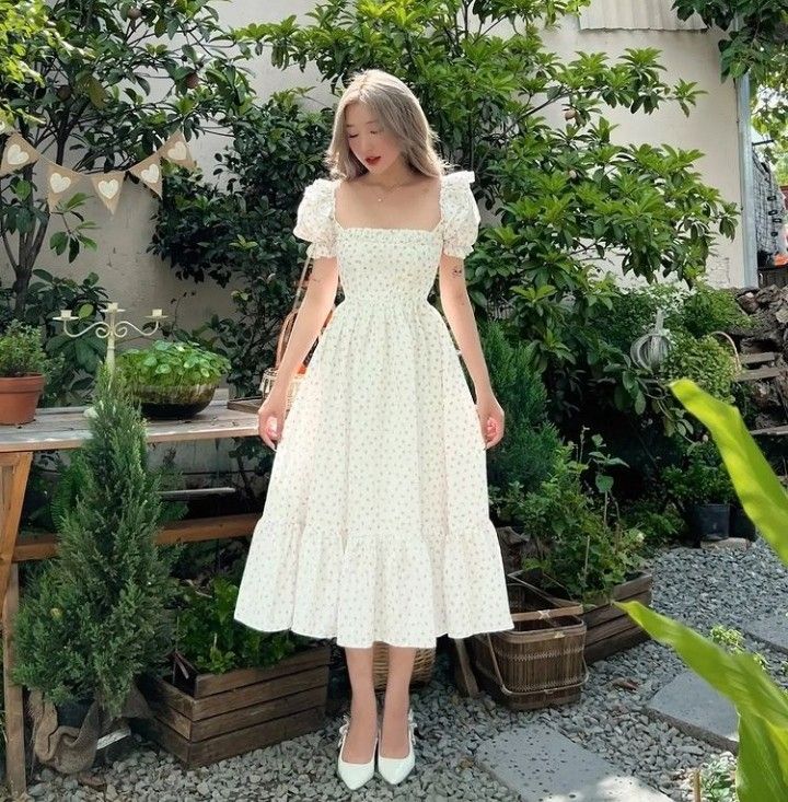 Dáng đứng nghiêng kèm váy pastel tinh khôi