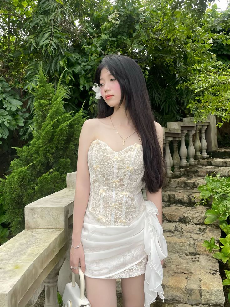 Tư thế vuốt tóc nhẹ tôn thần thái